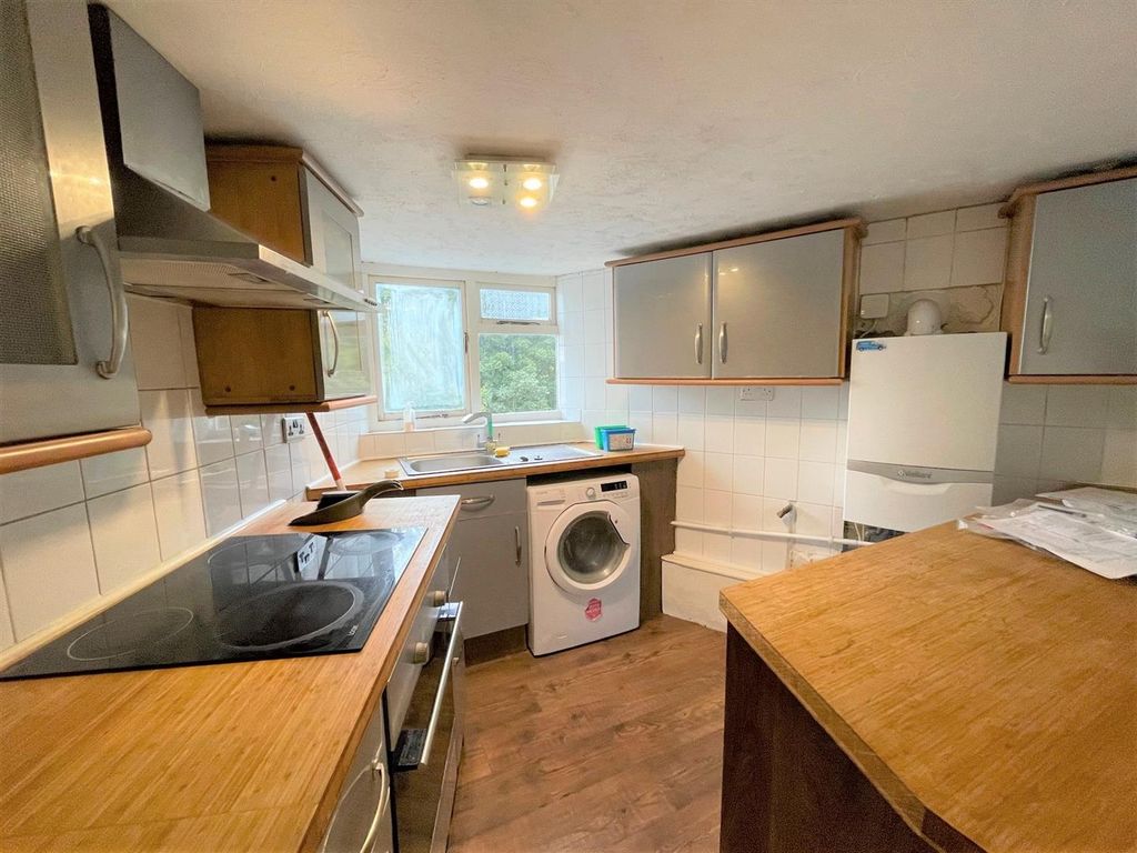 Property photo 3 of 11 Kitchen