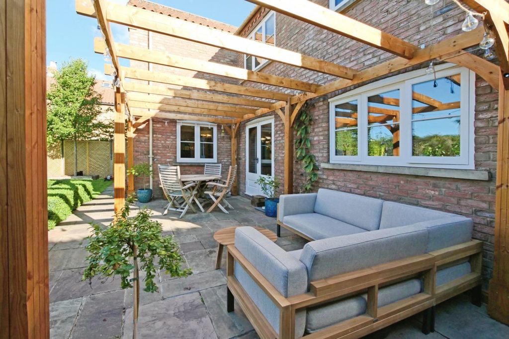 Property photo 2 of 29