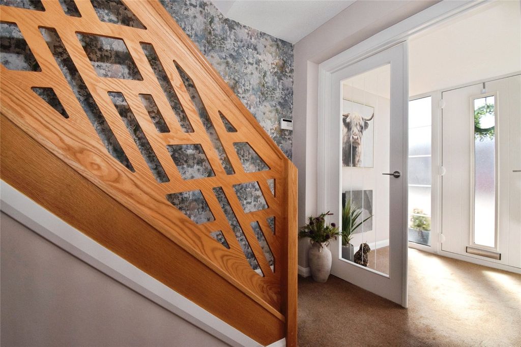 Property photo 3 of 25 Entrance & Porch