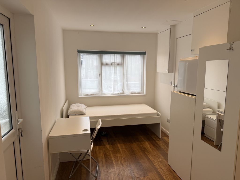 Property photo 1 of 3 Studio To Rent Woodlands Close, London Nw11