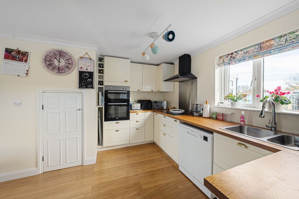 Property photo 2 of 25 4655262