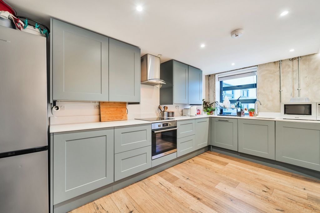 Property photo 2 of 7 940680 (3)