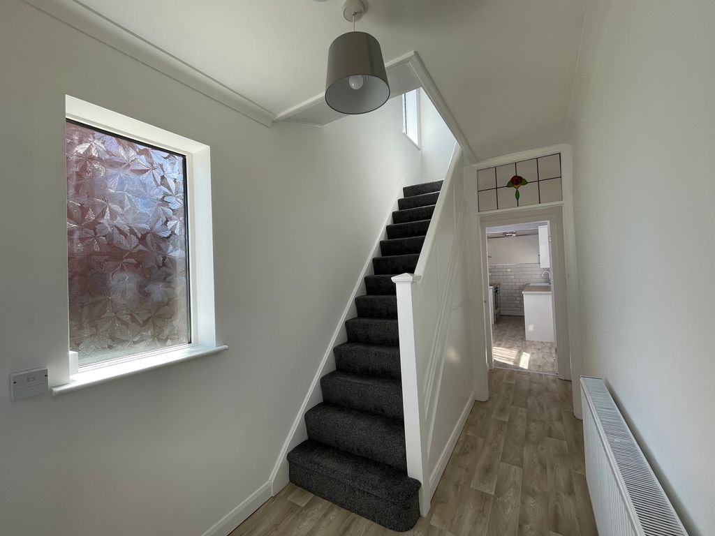 Property photo 2 of 12 Entrance Hall