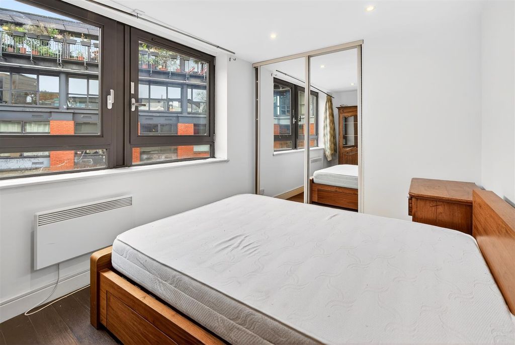 Property photo 3 of 18 To Let 2 Bedroom Flat Benjamin Street Ec1 Www.Isli