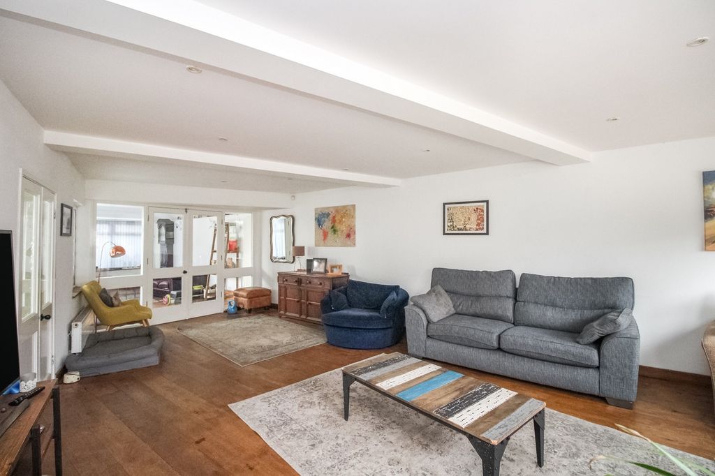 Property photo 3 of 22 Lounge