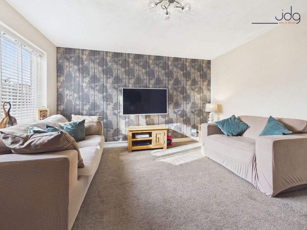 Property photo 2 of 15 Spacious Lounge