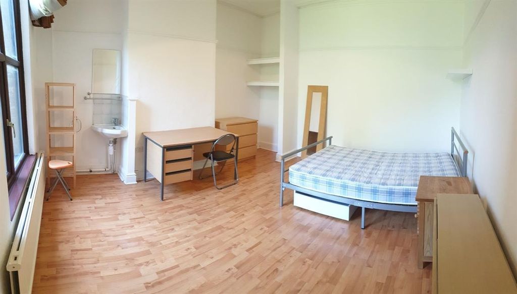 Property photo 2 of 13 A Bright And Clean Single Bedroom Featuring A Comf...