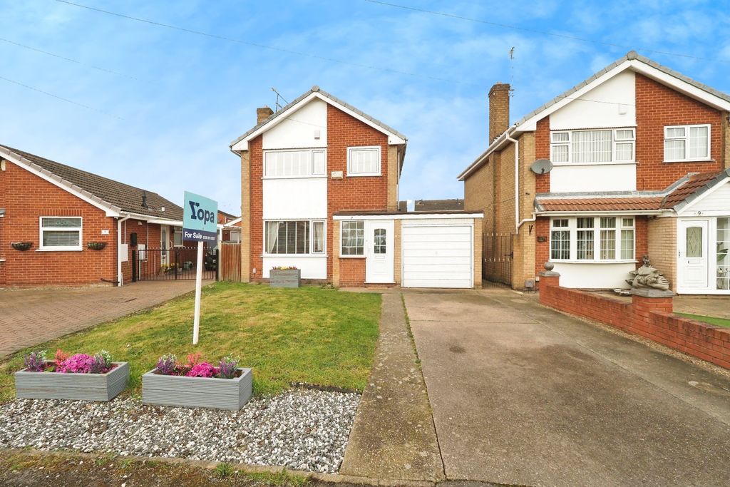 Property photo 1 of 17 Desirable Detached