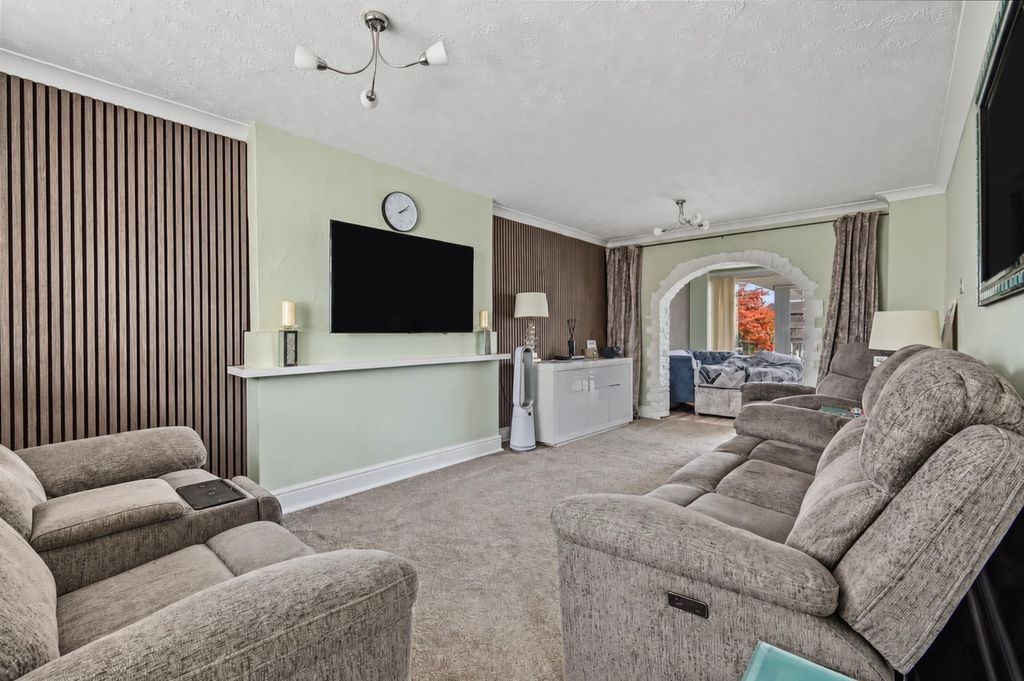 Property photo 2 of 19 5562453