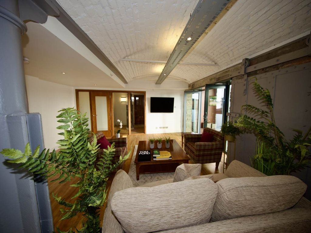 Property photo 2 of 15 4 Living Area