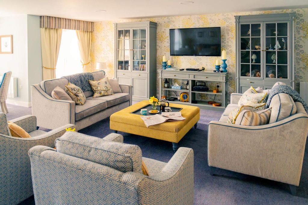 Property photo 3 of 12 Communal Lounge