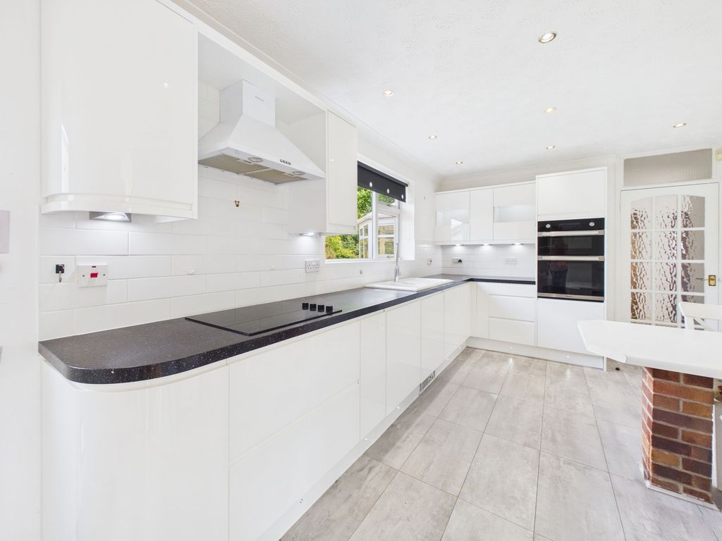 Property photo 2 of 21 Breakfast Kitchen