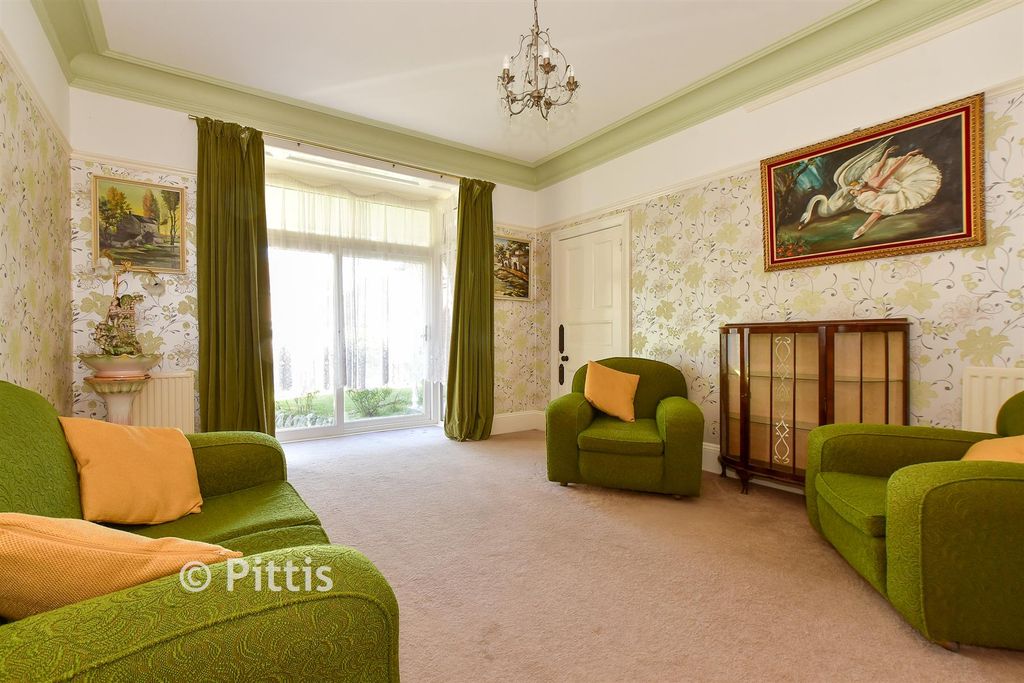 Property photo 1 of 16 Lounge