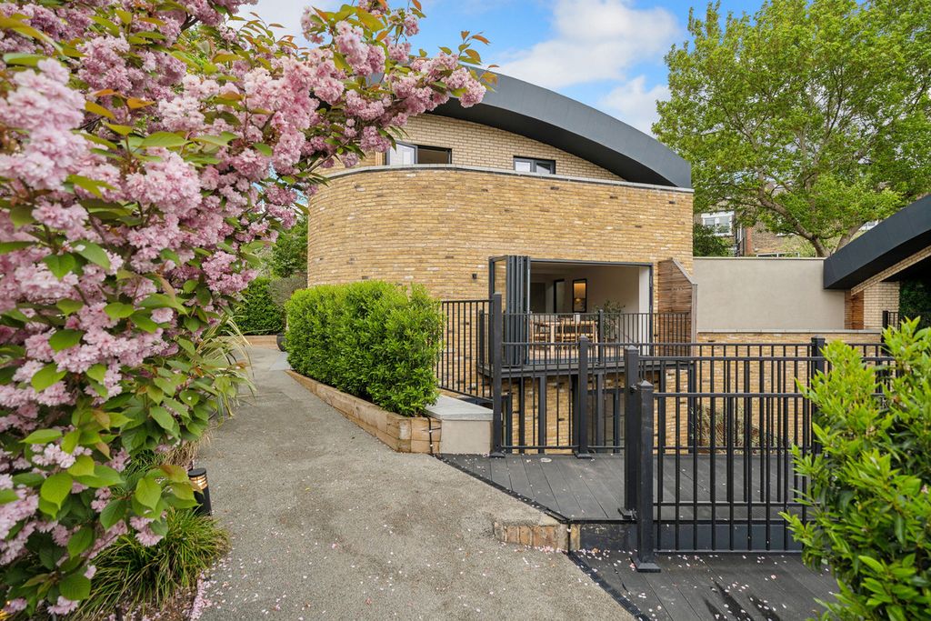 Property photo 2 of 27