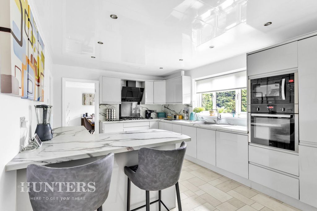 Property photo 3 of 28 Kitchen