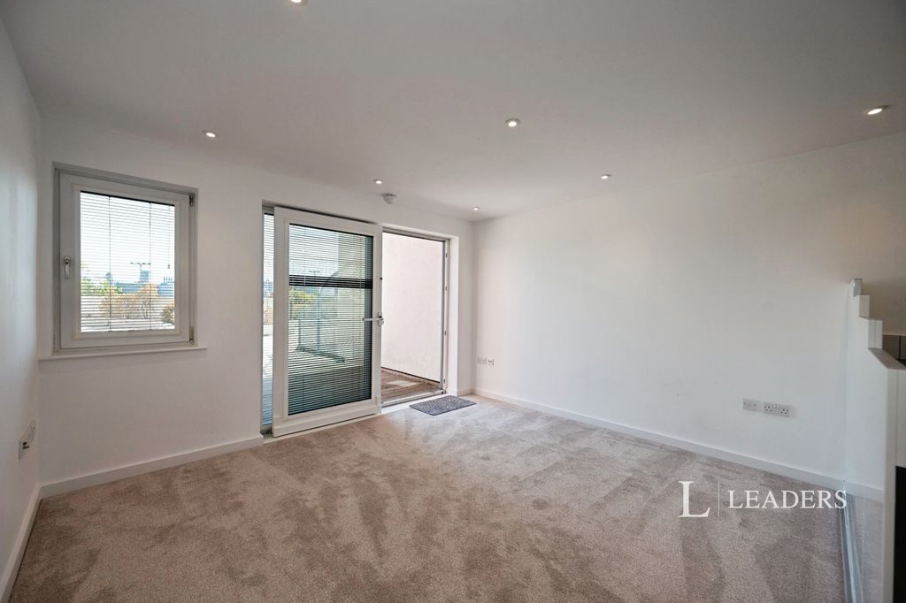 Property photo 3 of 10 Pbox-Img.Jpg