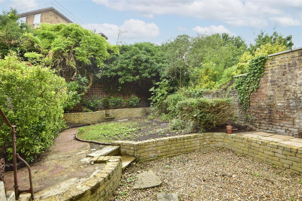 Property photo 3 of 24 Garden