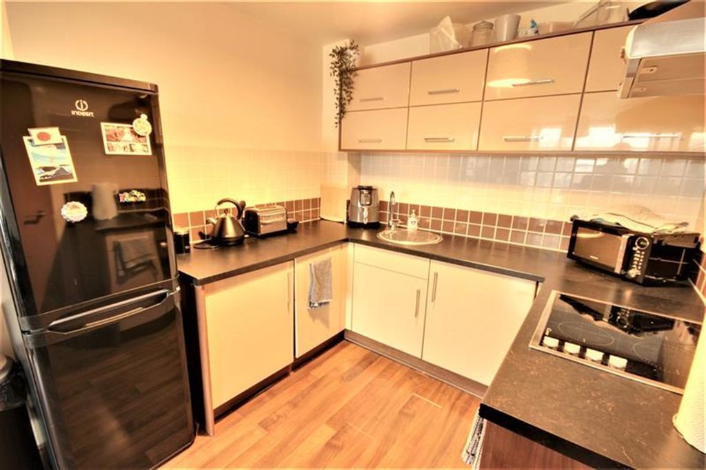 Property photo 3 of 10 Kitchen