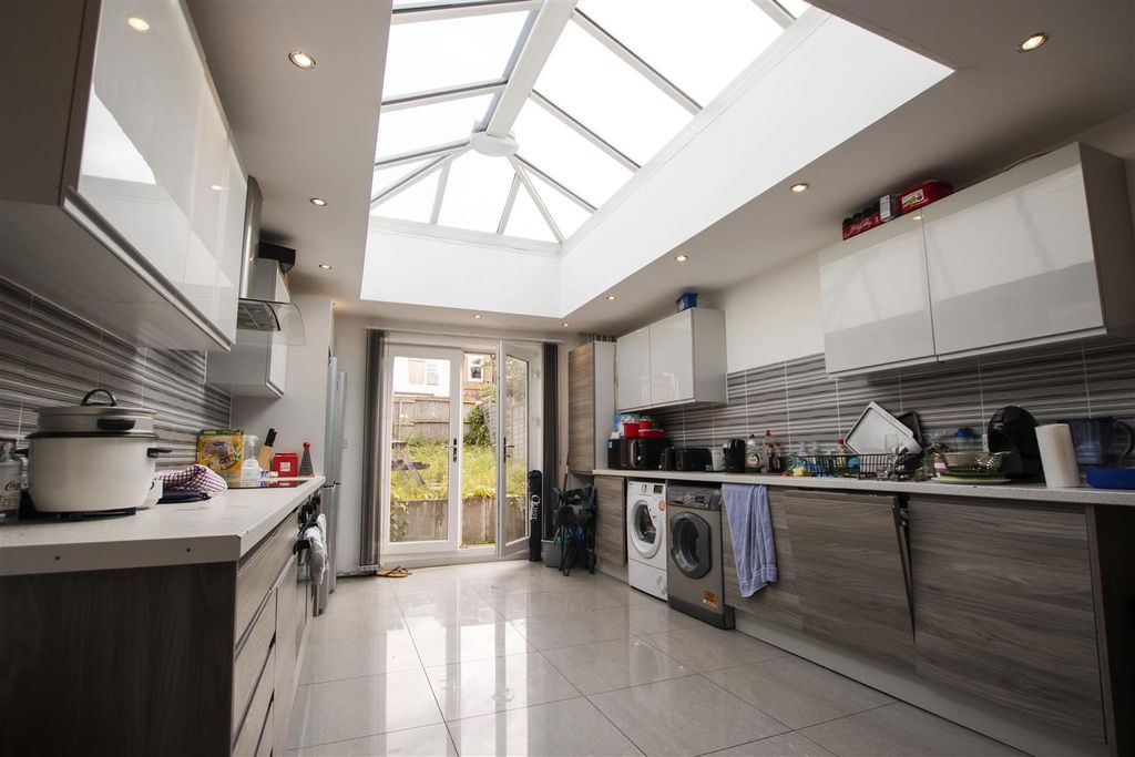 Property photo 3 of 11 Approach