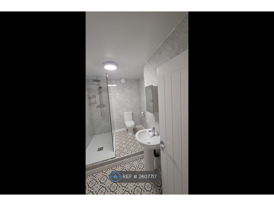 Property photo 3 of 10 Bathroom