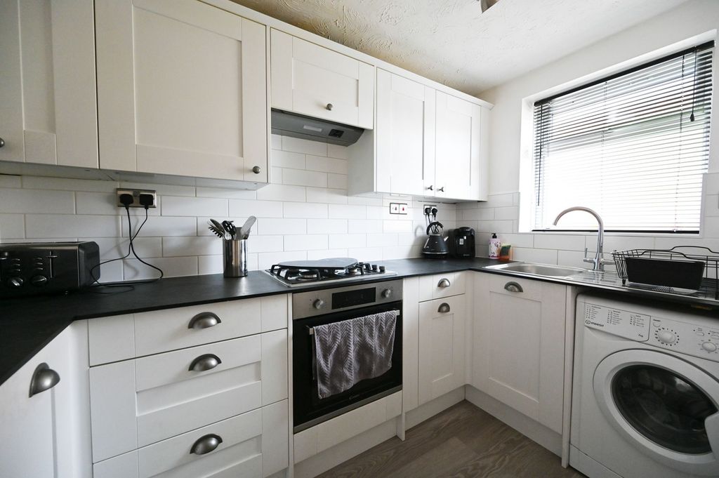 Property photo 3 of 12 Kitchen