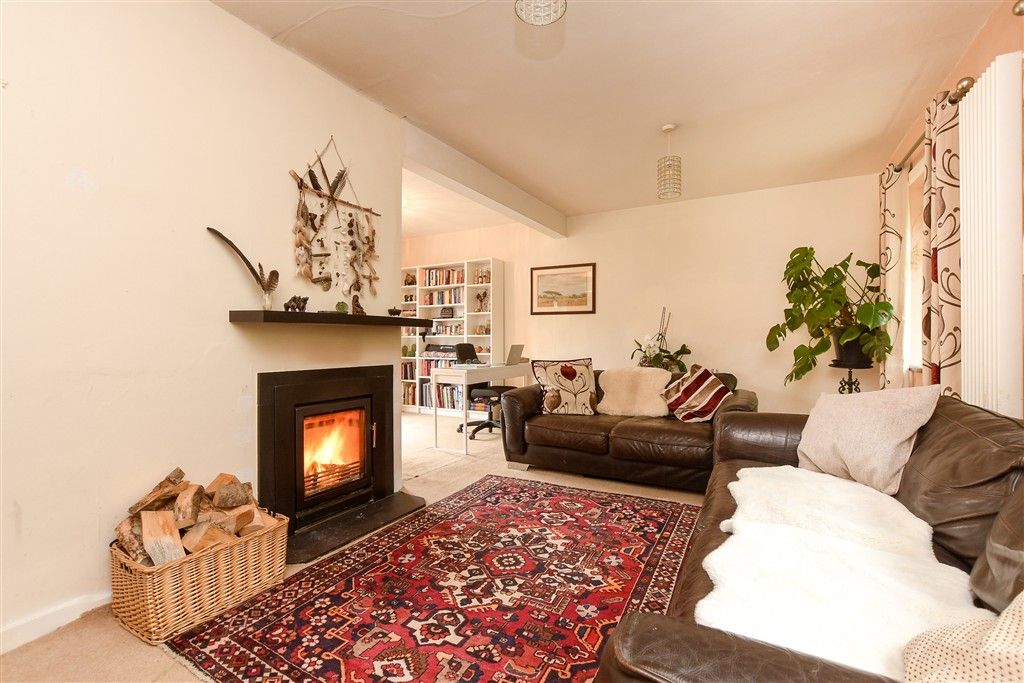 Property photo 3 of 16 Lounge