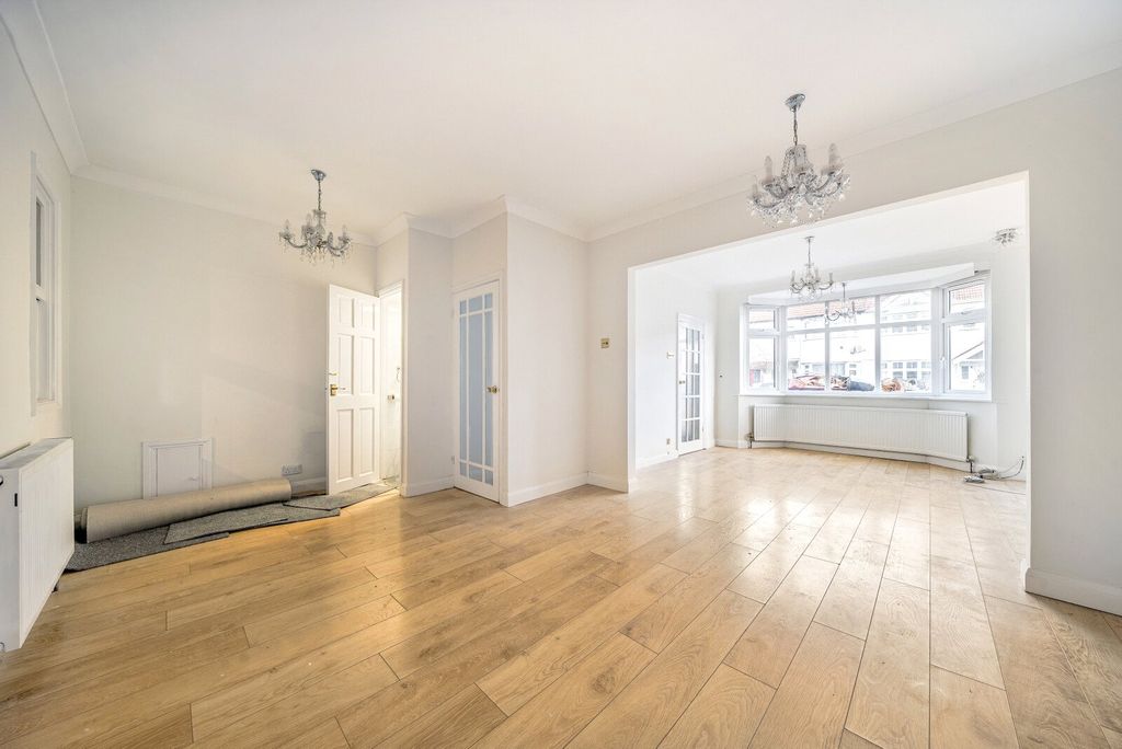 Property photo 2 of 11 Lounge