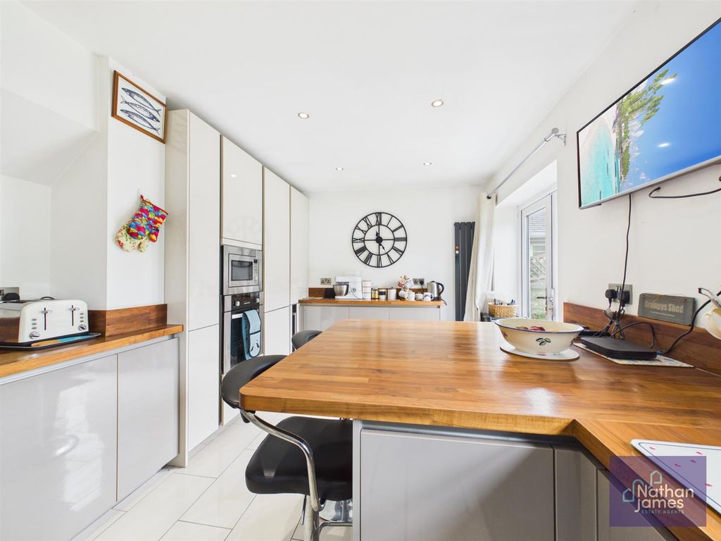 Property photo 3 of 18 Kitchen