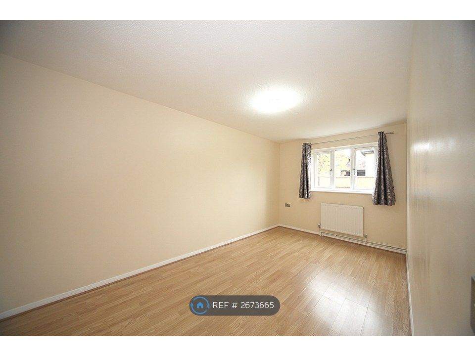 Property photo 3 of 17 Bedroom 1 - Pic 1