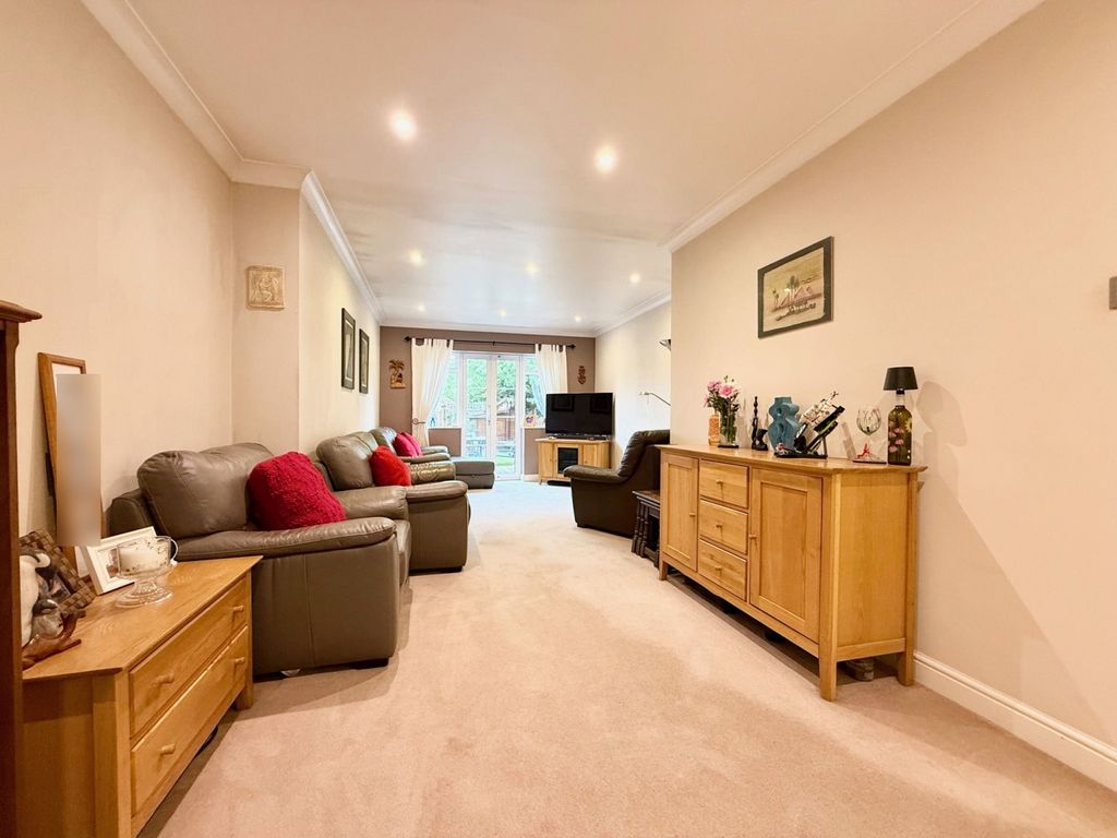 Property photo 3 of 18 Lounge 1