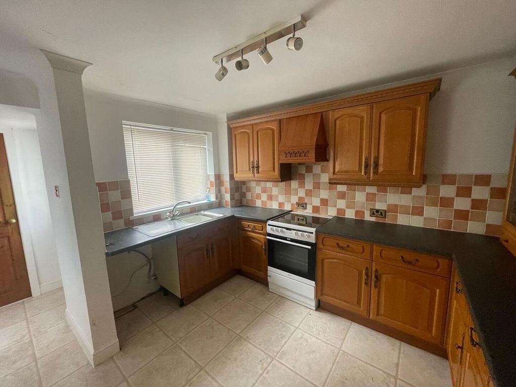 Property photo 3 of 10 Kitchen