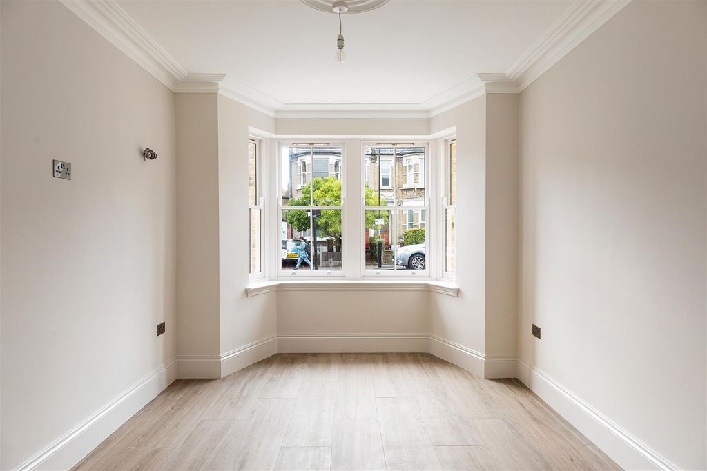 Property photo 3 of 38 Kings Road, E11