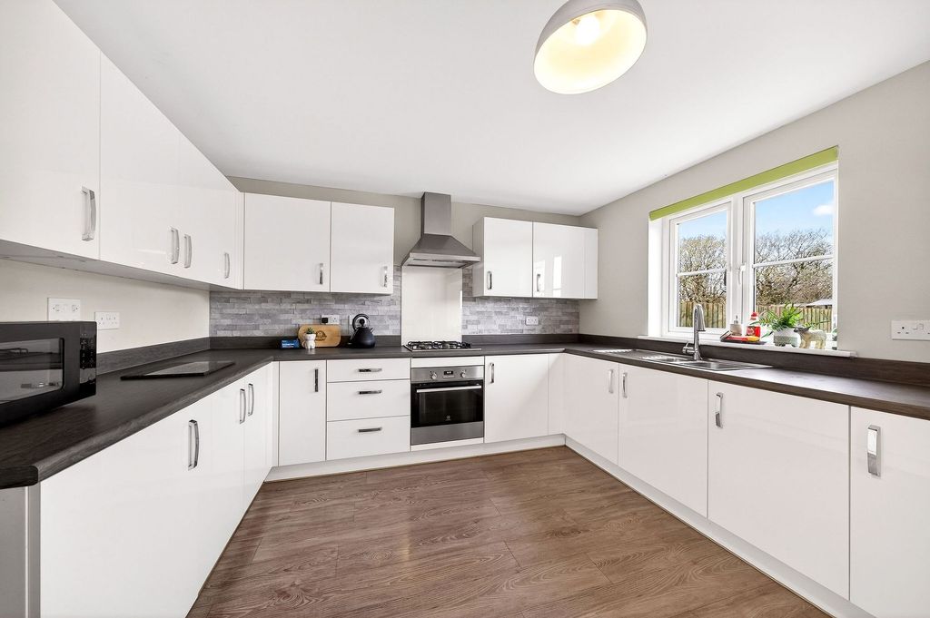 Property photo 3 of 25 Kitchen/Diner