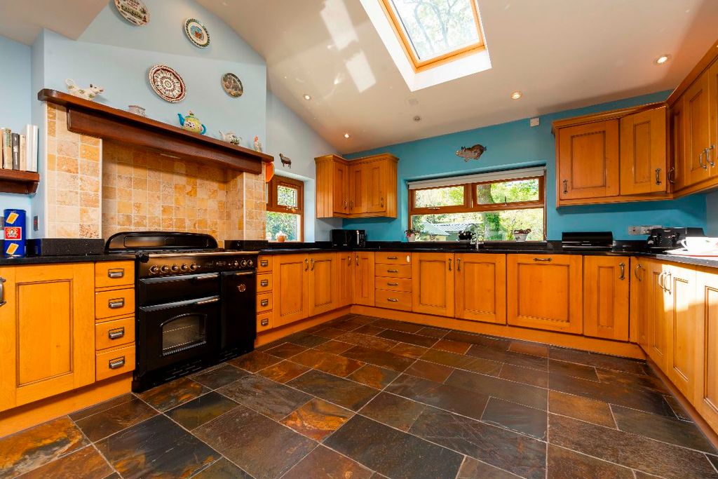 Property photo 2 of 85