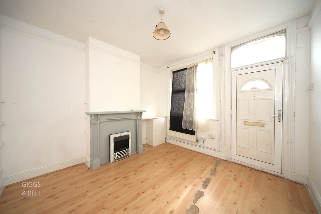Property photo 2 of 16 5153553
