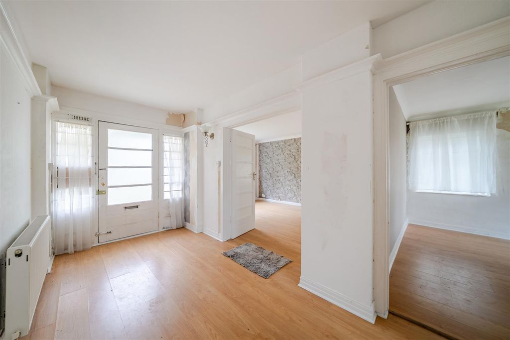 Property photo 3 of 9 Entrance Hall.Jpg