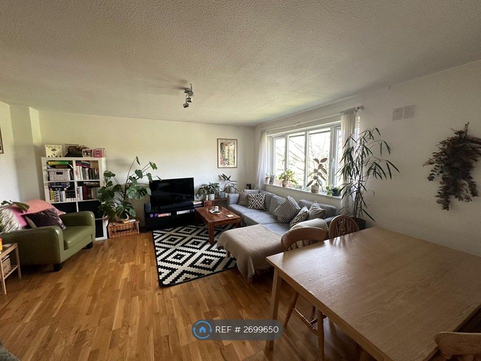 Property photo 3 of 17 Living Room