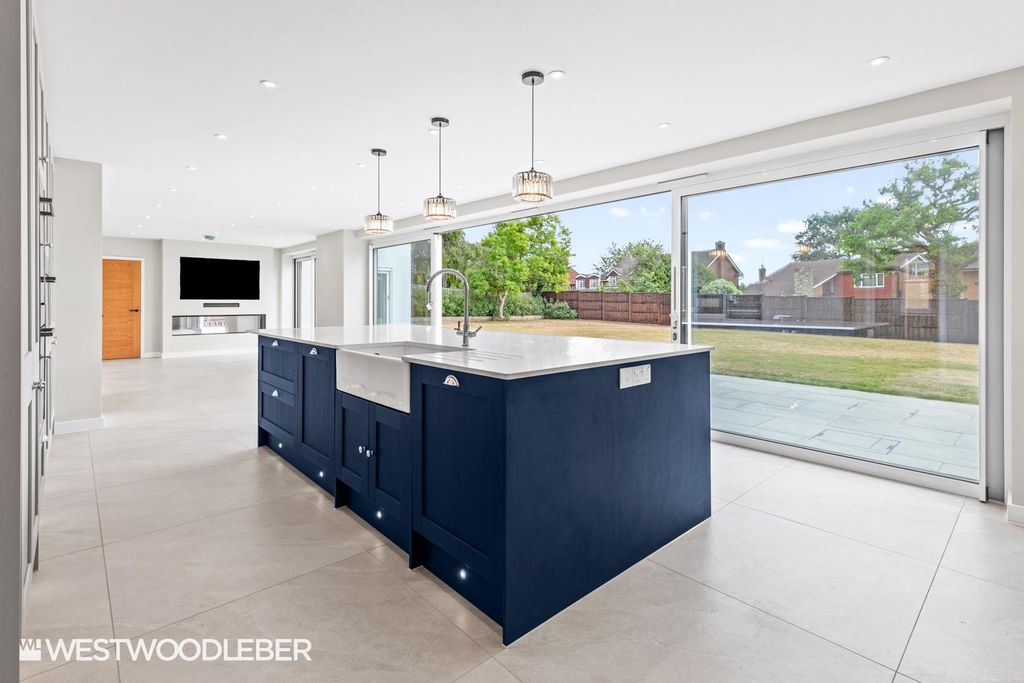 Property photo 2 of 51 Badmintonplace_56.Jpg