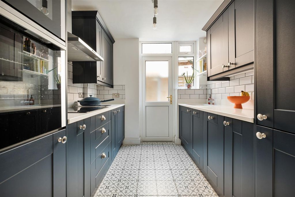 Property photo 3 of 26 Winns Avenue, E17