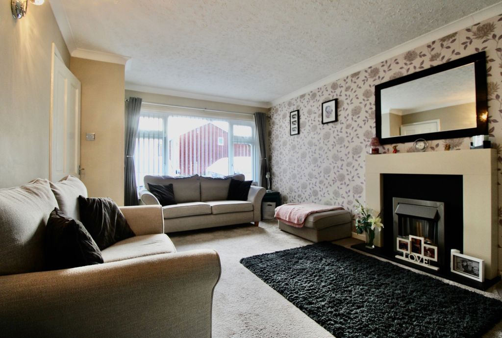 Property photo 3 of 15 Lounge