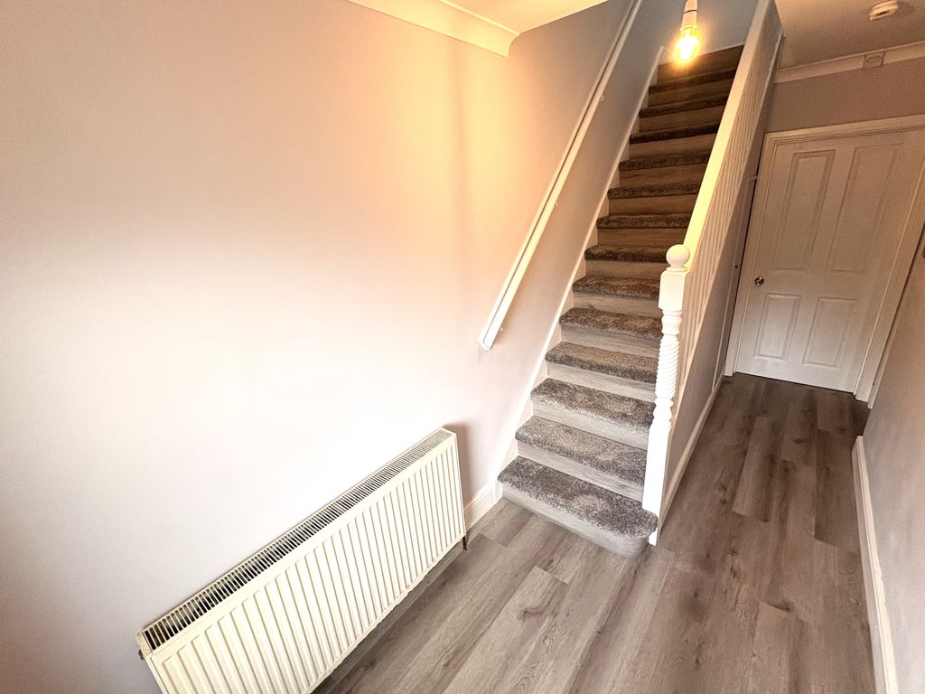 Property photo 3 of 19 Entrance Hall