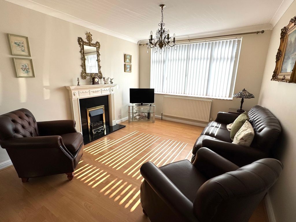 Property photo 3 of 11 Lounge