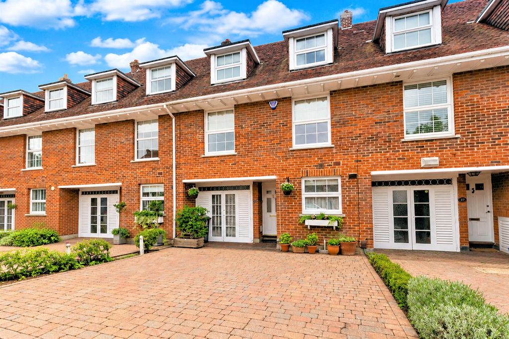 Property photo 1 of 17 39 Theydon Grove (54).Jpg