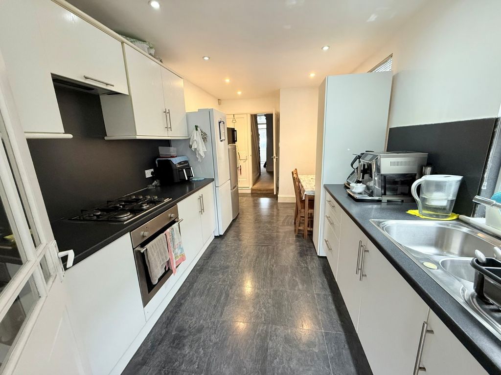 Property photo 2 of 9 Kitchen