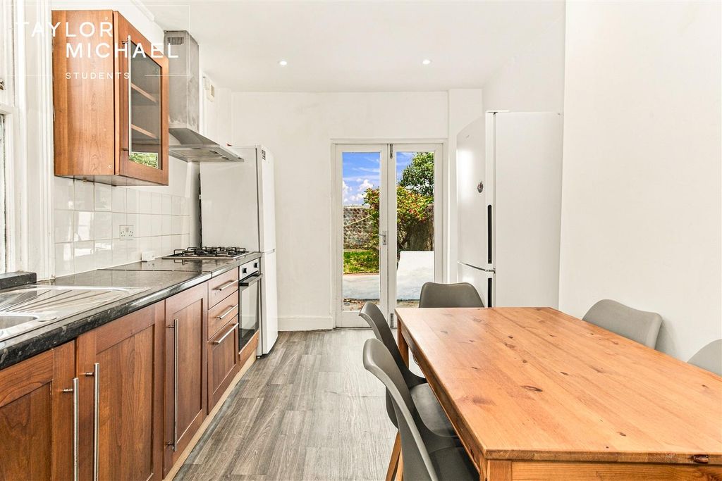 Property photo 3 of 27 Kitchen