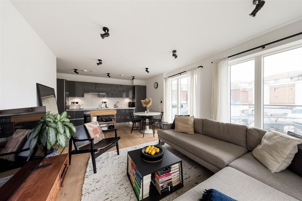 Property photo 2 of 26 Picture House Mews, E17