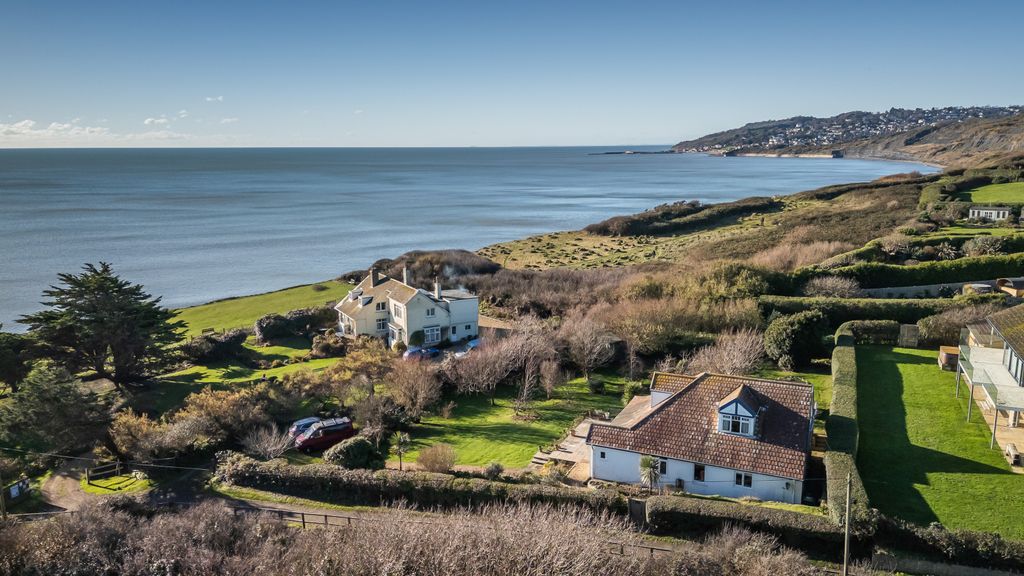 Property photo 3 of 18 The Red Bungalow