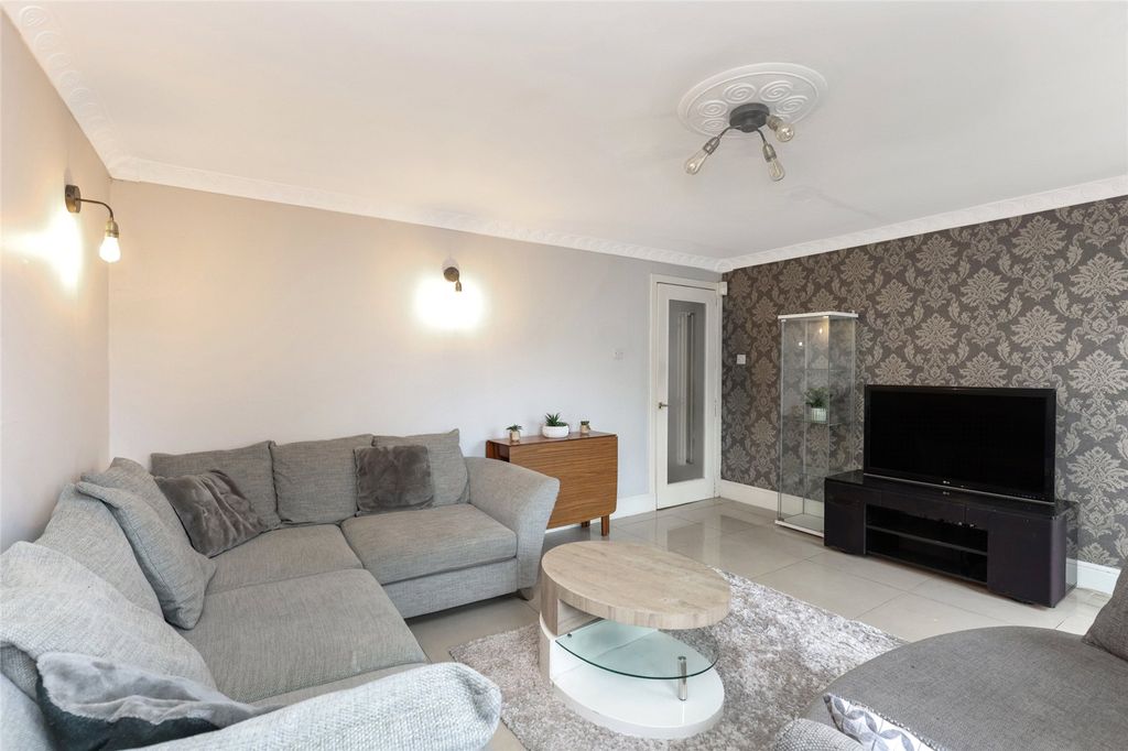 Property photo 3 of 17 Living Room