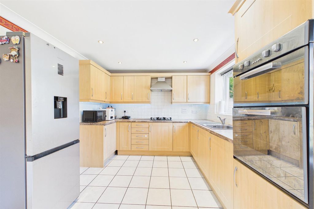 Property photo 3 of 18 Cam03736G0-Pr0296-Still012.Jpg