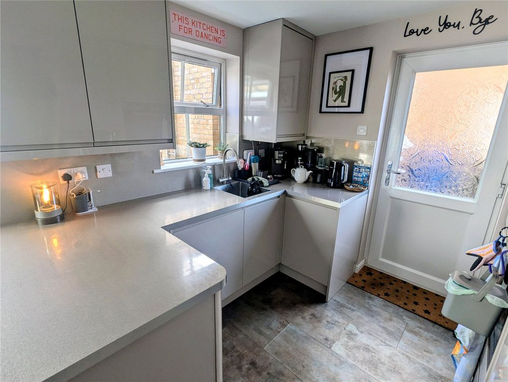 Property photo 2 of 9 Picture No. 27